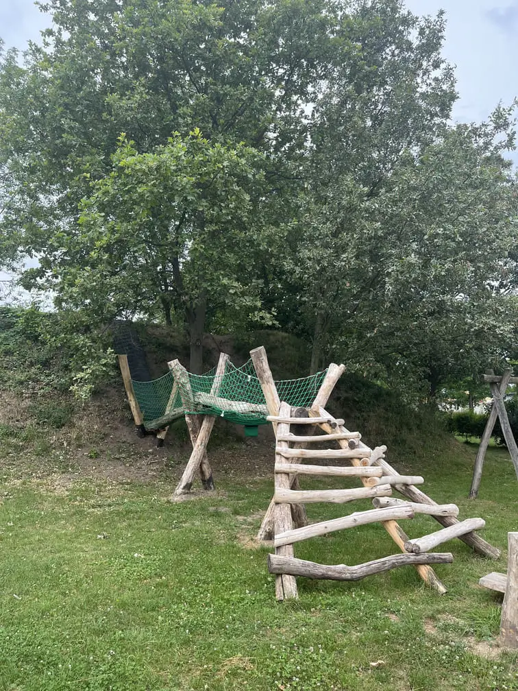 Drewniany most linowy na placu zabaw