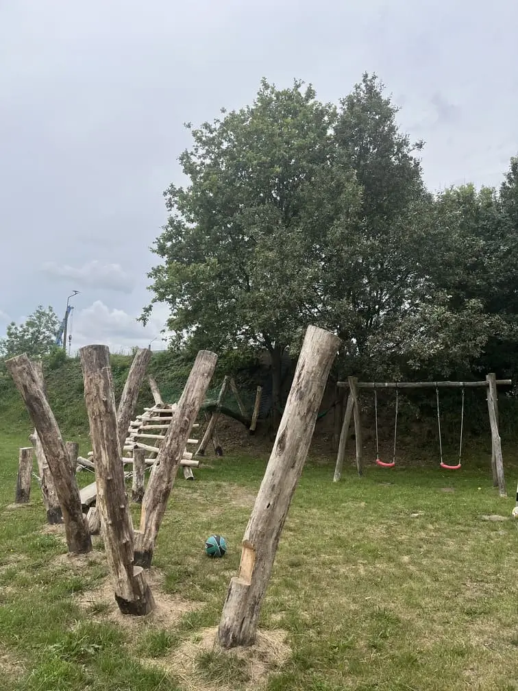 Drewniany plac zabaw z przeszkodami