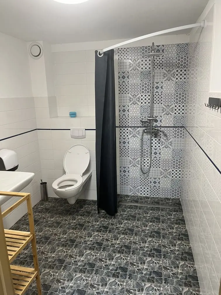 Prysznic połączony z toaletą – komfortowa łazienka na kempingu