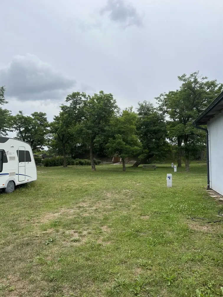 Kamper zaparkowany na parceli obok budynku hostelowego gadabout