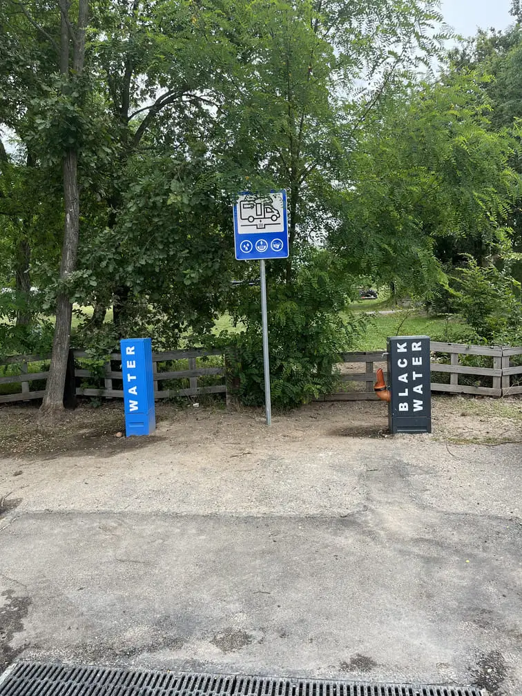 Punkt serwisowy dla kamperów z wodą i ściekami