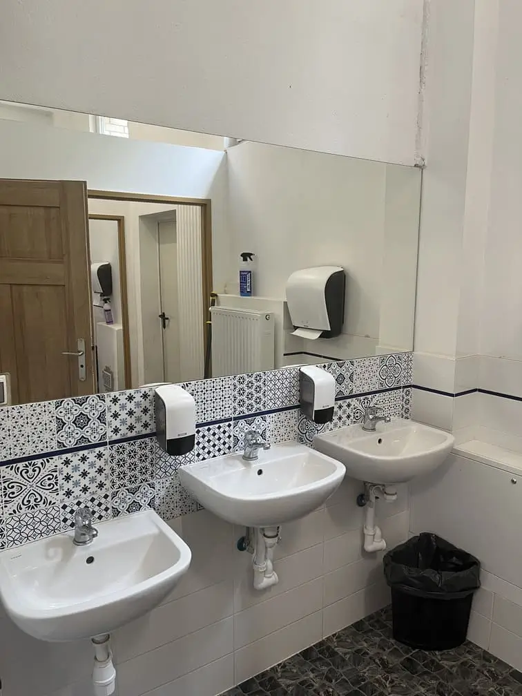 Umywalki z dużym lustrem w sanitariatach Gadabout Camp