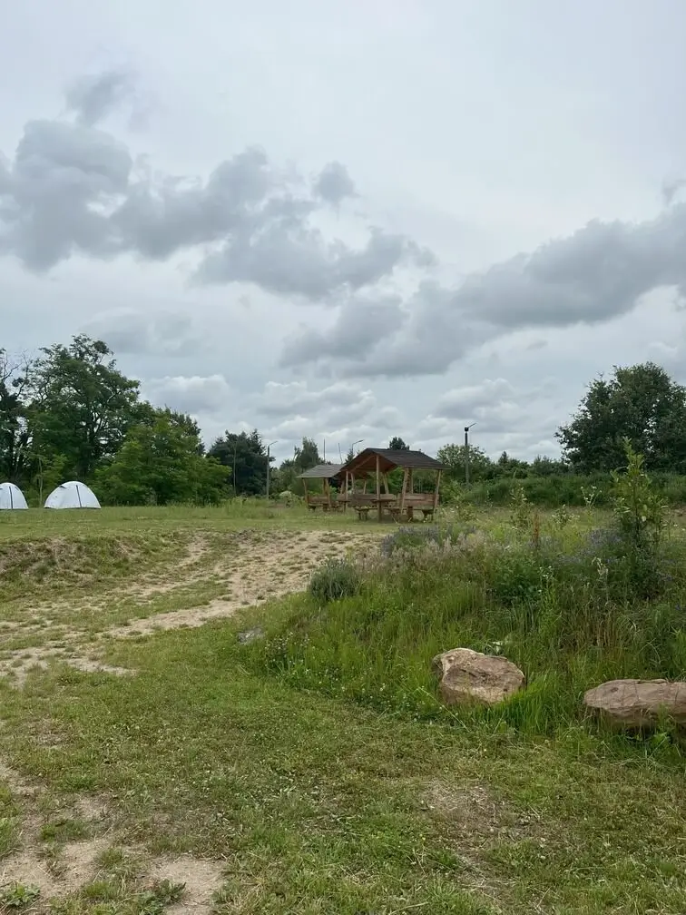 Pole namiotowe na kempingu Gadabout Camp we Wroclawiu z widokiem na gwiazdy.