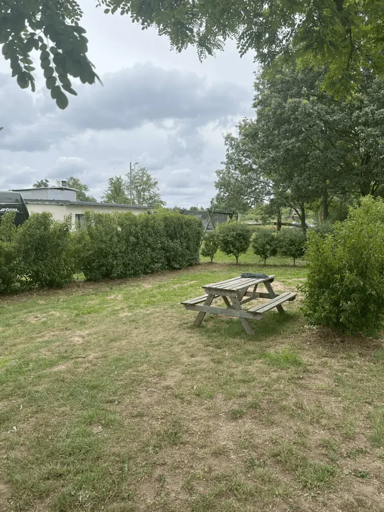 Parcele dla kamperów na Gadabout Camp we Wroclawiu z dostępem do prądu.