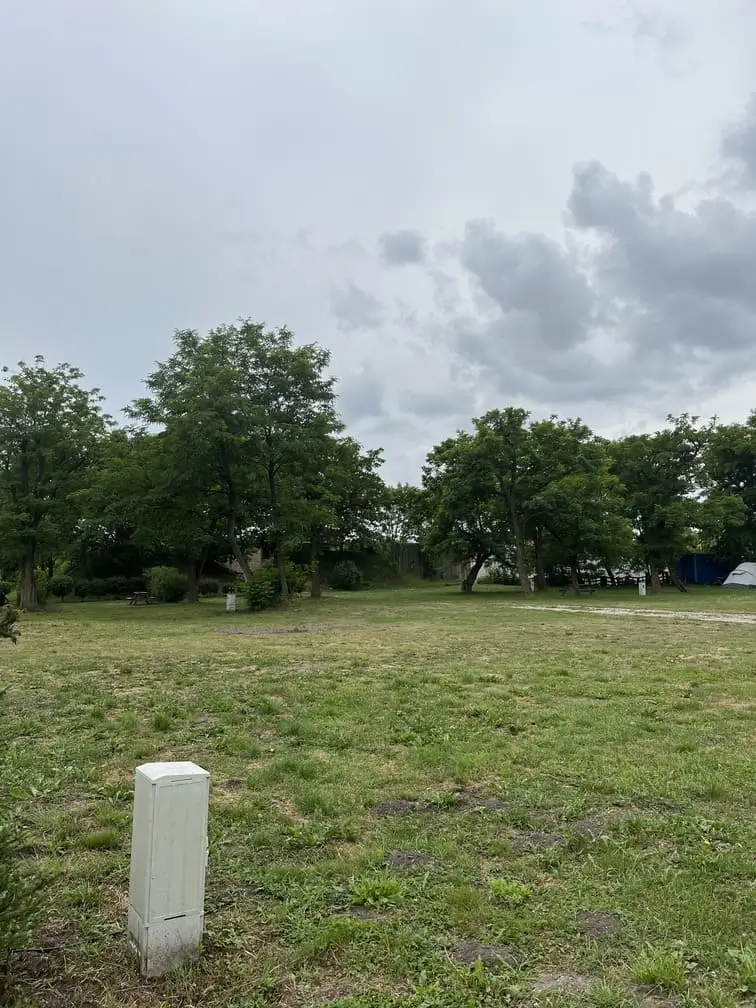 Przestronna parcela dla kamperów na kempingu Gadabout Camp we Wrocławiu.