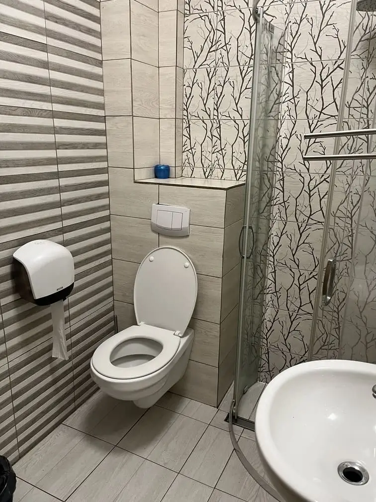 Nowoczesna łazienka w hostelu Gadabout Camp z WC i kabiną prysznicową.