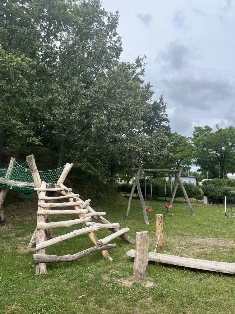 Most linowy i huśtawki na placu zabaw