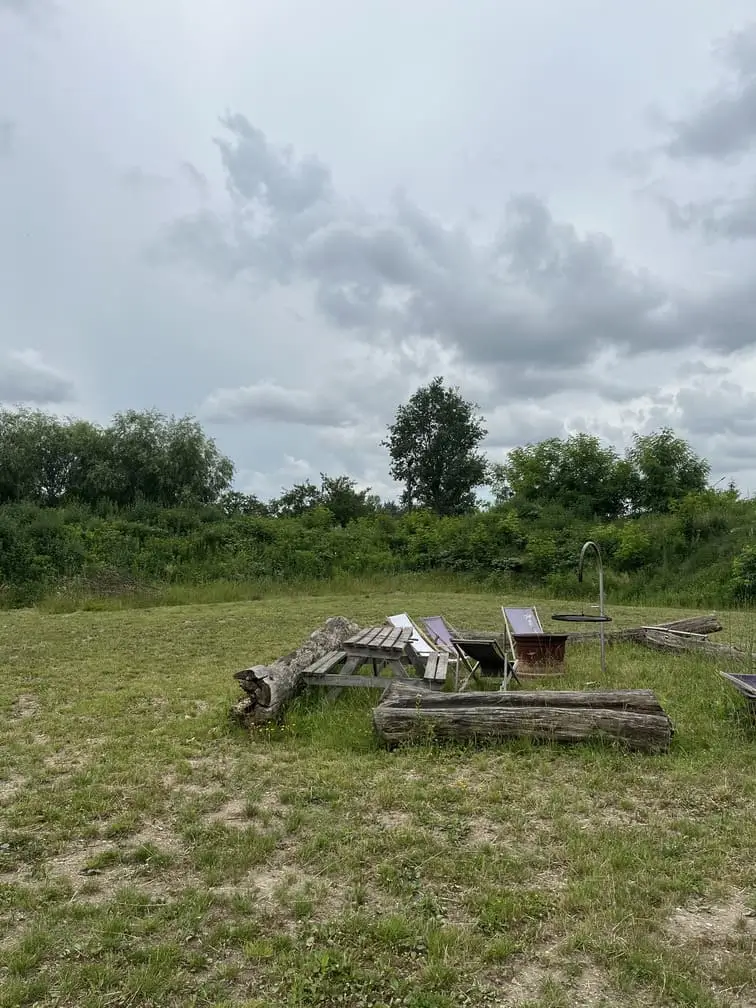 Miejsce na ognisko i relaks na świeżym powietrzu w Gadabout Camp we Wrocławiu.