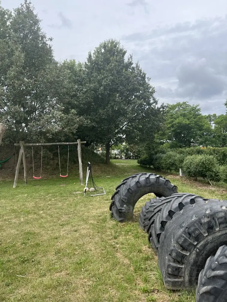 Plac zabaw z huśtawkami i oponami do zabawy