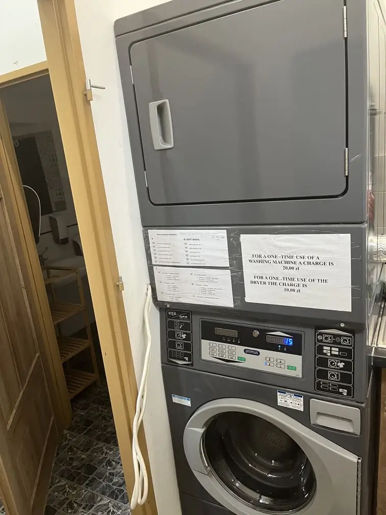 Pralka i suszarka dostępne dla gości kempingu