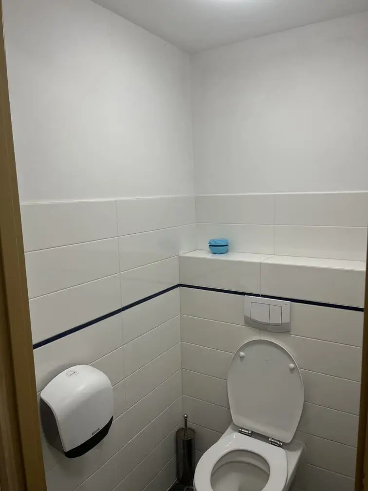 Czysta toaleta w sanitariatach kempingowych