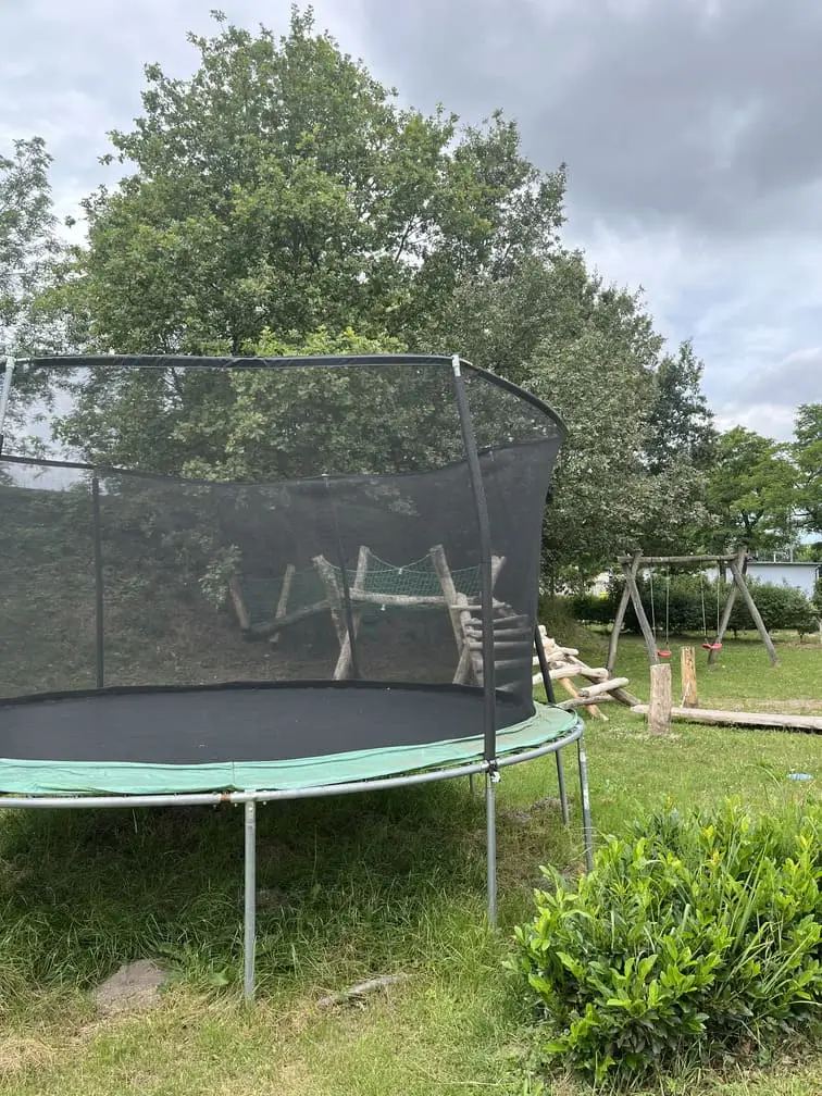 Duża trampolina na terenie kempingu