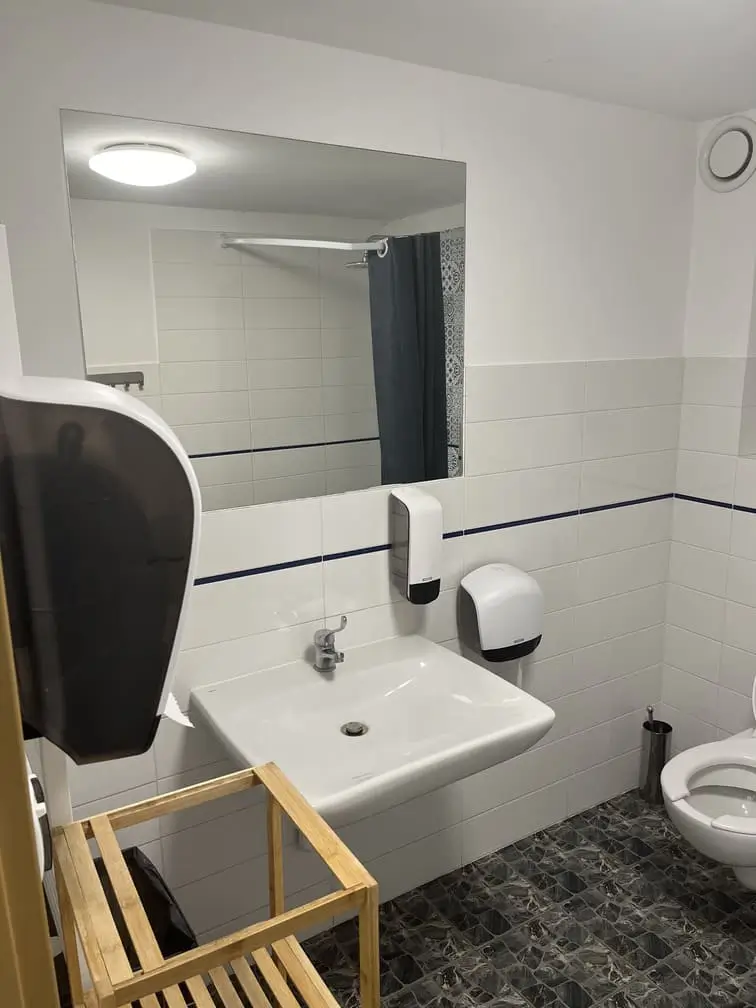 Umywalka i lustro w damskiej toalecie w Gadabout Camp