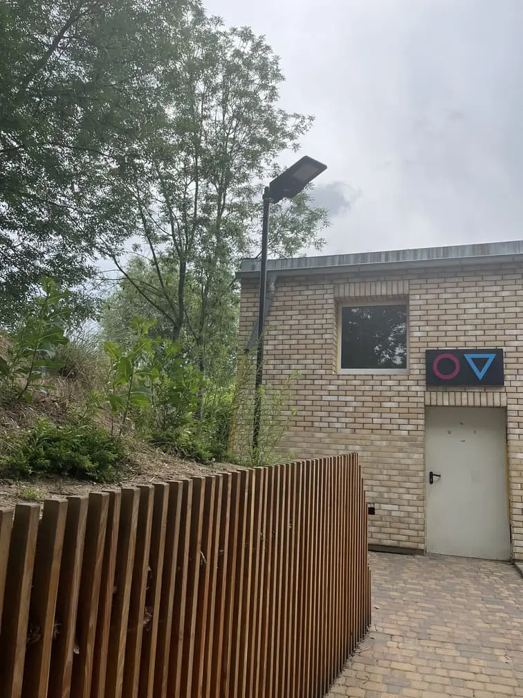 Wejście do sanitariatów na terenie Gadabout Camp