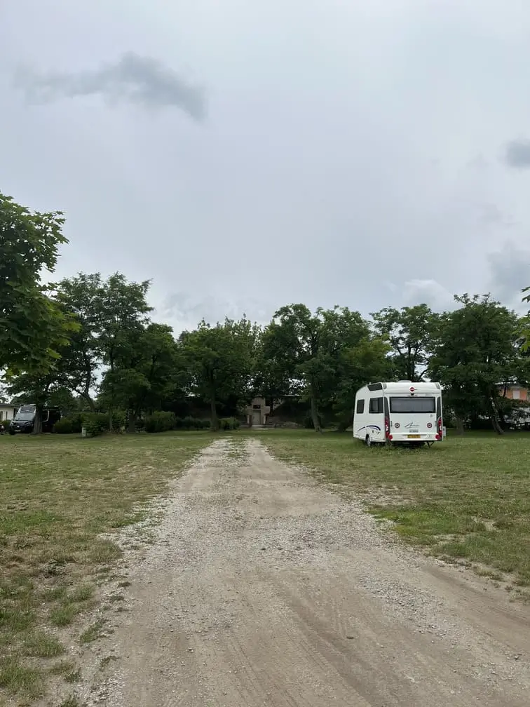 Droga dojazdowa i miejsce postojowe dla kamperów na kempingu Gadabout Camp.